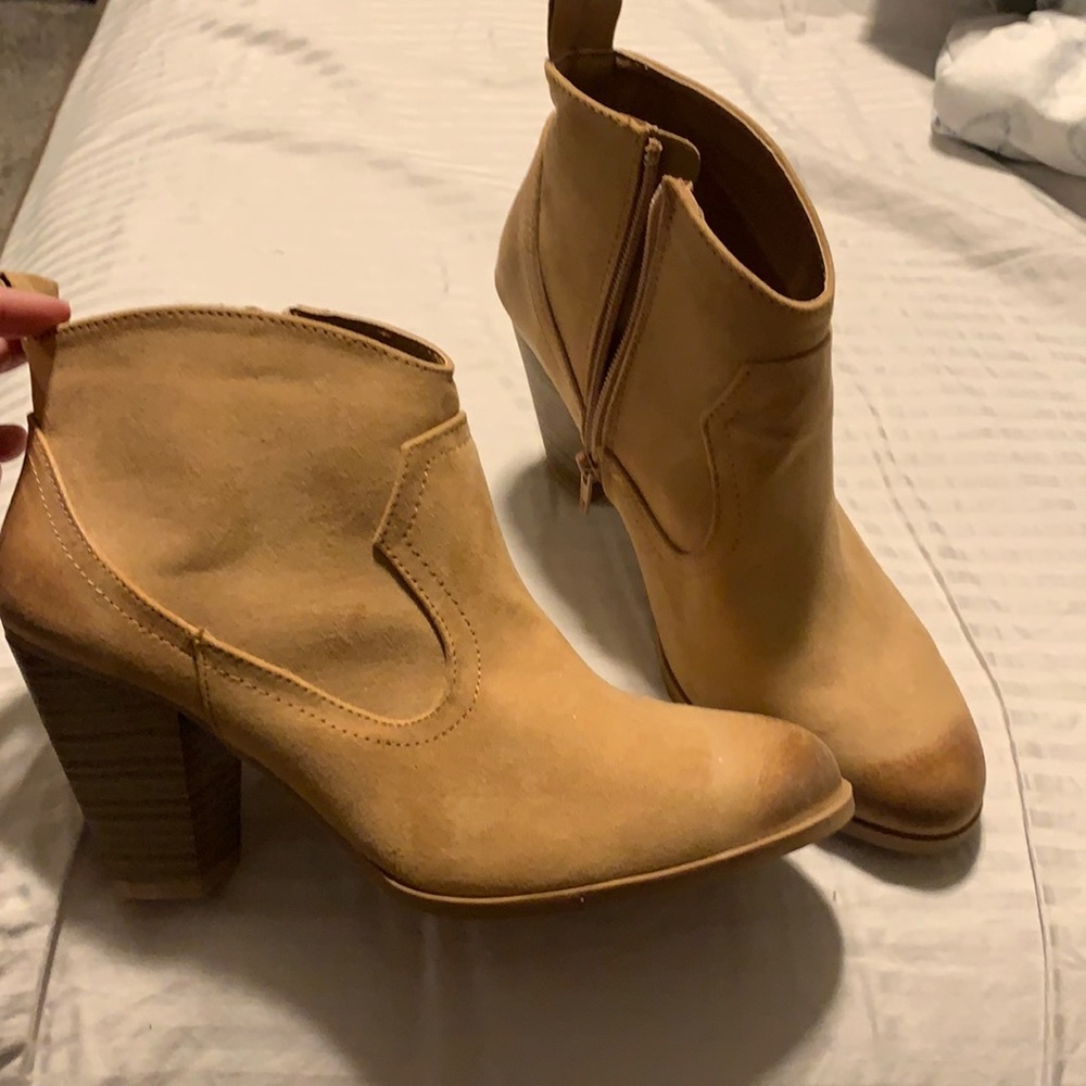 NWOT Qupid 8 1/2 tan western booties